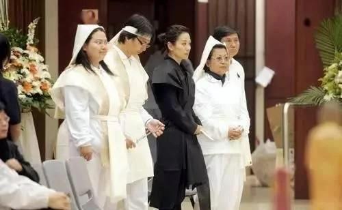 苦盡甘來！49歲「兒歌天后」陳松伶曾被騙破產患抑鬱「嫁小8歲老公結婚9年未生子」近照凍齡被寵成公主