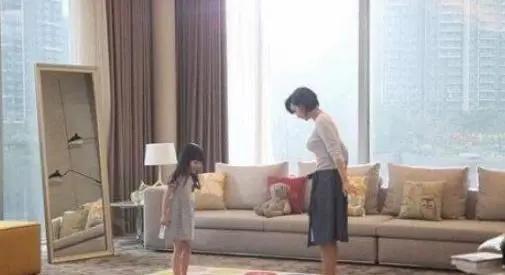 3人世界好溫馨!朱茵豪宅「超大落地窗」視野寬闊 「恩愛21年被寵成少女 」連卧室裝修都超浪漫