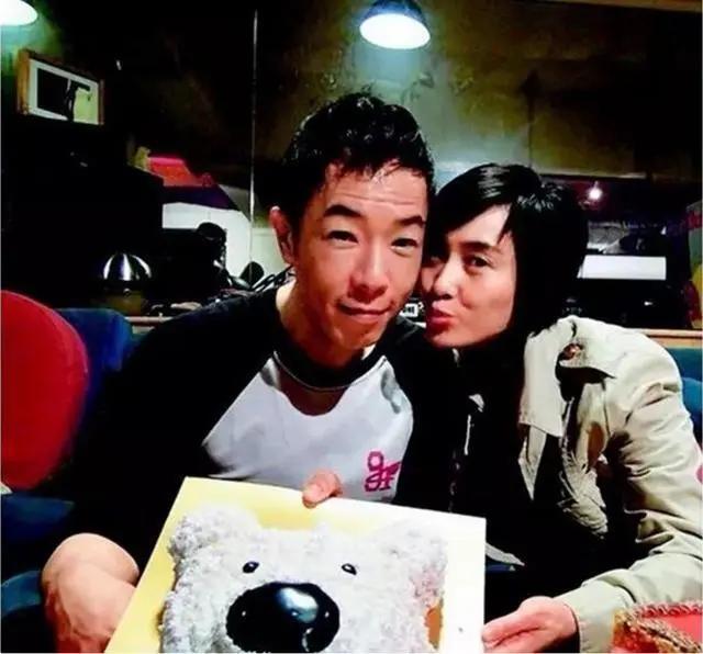 3人世界好溫馨!朱茵豪宅「超大落地窗」視野寬闊 「恩愛21年被寵成少女 」連卧室裝修都超浪漫