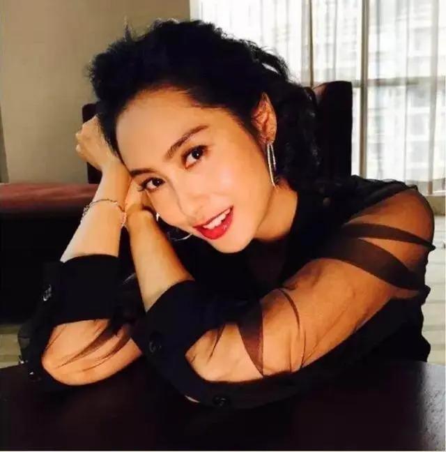 3人世界好溫馨!朱茵豪宅「超大落地窗」視野寬闊 「恩愛21年被寵成少女 」連卧室裝修都超浪漫