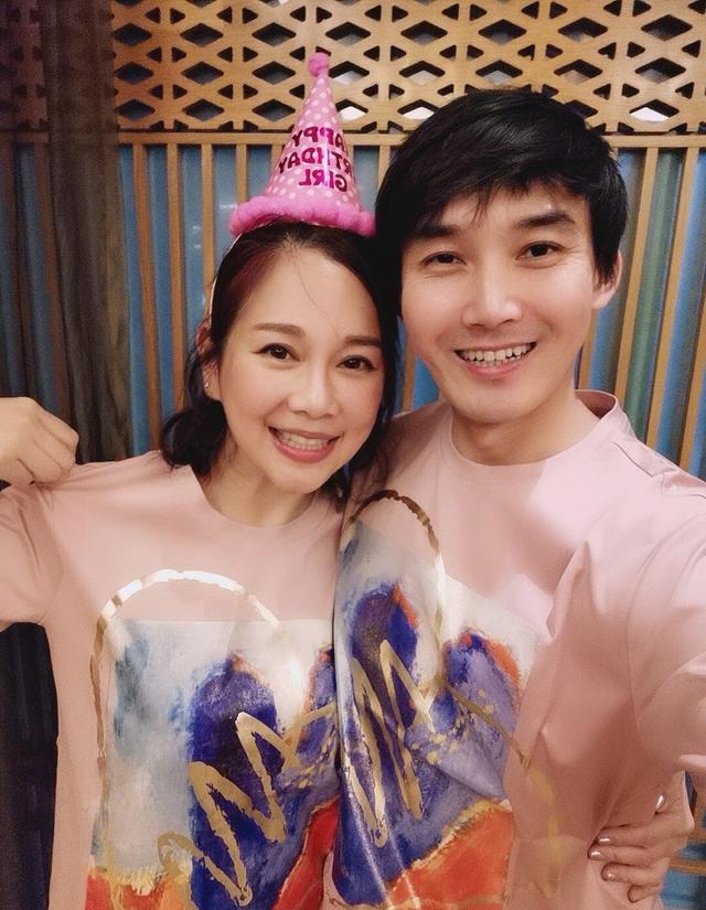 苦盡甘來！49歲「兒歌天后」陳松伶曾被騙破產患抑鬱「嫁小8歲老公結婚9年未生子」近照凍齡被寵成公主