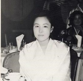 基因超優越！韓星宋承憲「曬父母年輕舊照」迎母親節  「高顔值爸爸帥氣照」卻令男神超沮喪