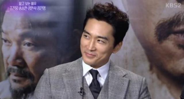 基因超優越！韓星宋承憲「曬父母年輕舊照」迎母親節  「高顔值爸爸帥氣照」卻令男神超沮喪