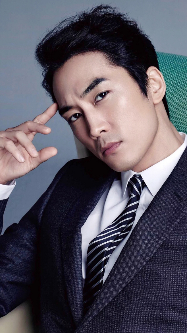 基因超優越！韓星宋承憲「曬父母年輕舊照」迎母親節  「高顔值爸爸帥氣照」卻令男神超沮喪