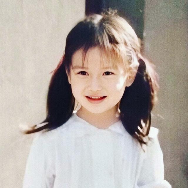 美貌遺傳自父母！baby爸媽「年輕舊照曝光」超養眼， 父親俊美如男神「母女表情似複製粘貼」