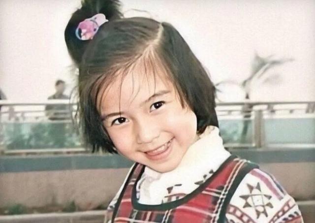 美貌遺傳自父母！baby爸媽「年輕舊照曝光」超養眼， 父親俊美如男神「母女表情似複製粘貼」