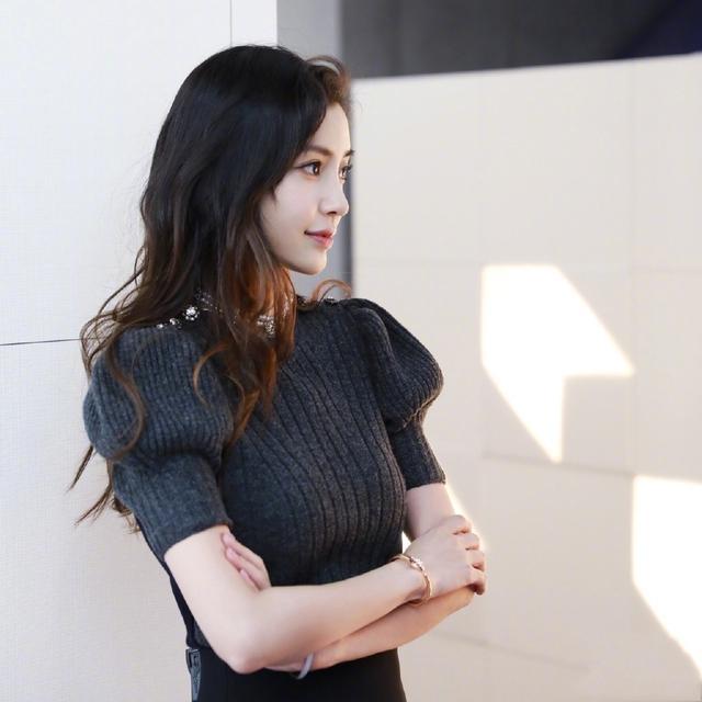 美貌遺傳自父母！baby爸媽「年輕舊照曝光」超養眼， 父親俊美如男神「母女表情似複製粘貼」