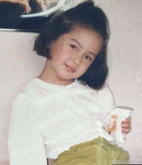 美貌遺傳自父母！baby爸媽「年輕舊照曝光」超養眼， 父親俊美如男神「母女表情似複製粘貼」