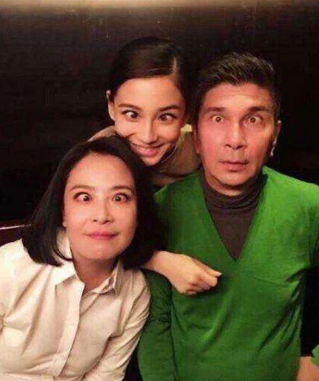 美貌遺傳自父母！baby爸媽「年輕舊照曝光」超養眼， 父親俊美如男神「母女表情似複製粘貼」