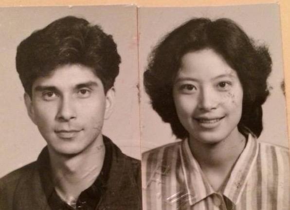 美貌遺傳自父母！baby爸媽「年輕舊照曝光」超養眼， 父親俊美如男神「母女表情似複製粘貼」