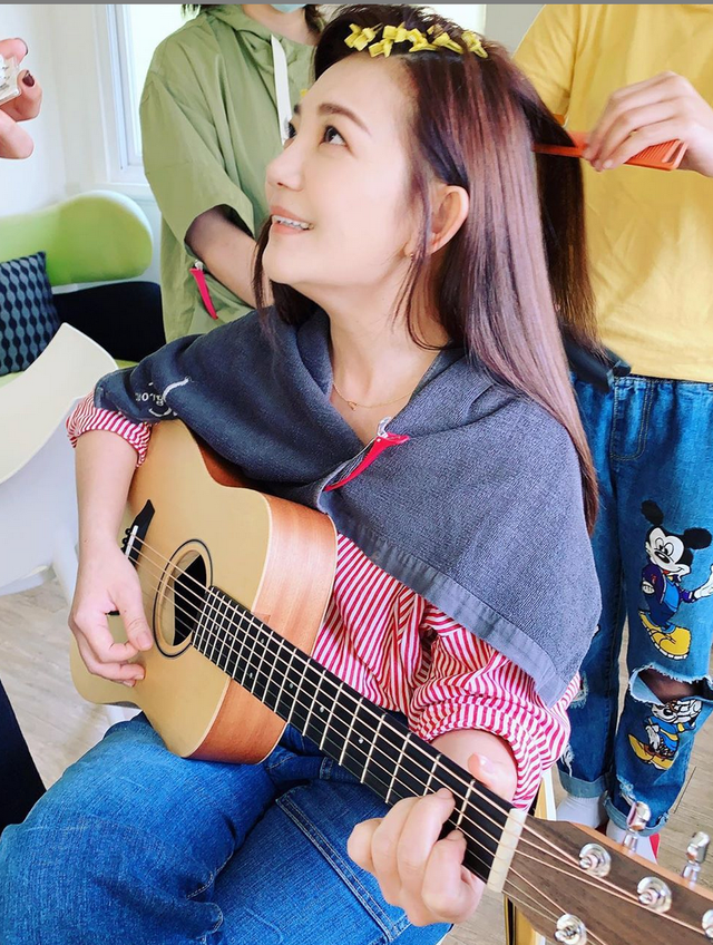 42歲梁靜茹罕曬日常！離婚後沉迷吉他「做妝髪也不離手」「面容卻消瘦」惹粉絲心疼