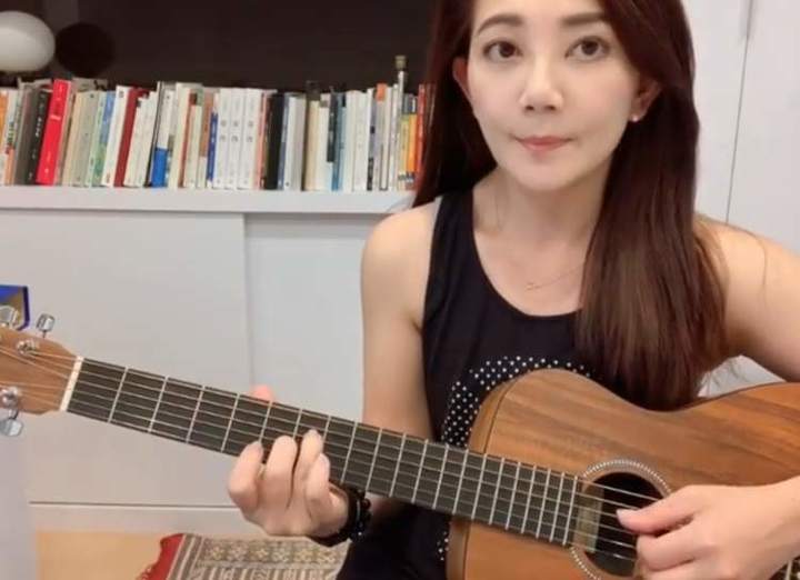 42歲梁靜茹罕曬日常！離婚後沉迷吉他「做妝髪也不離手」「面容卻消瘦」惹粉絲心疼