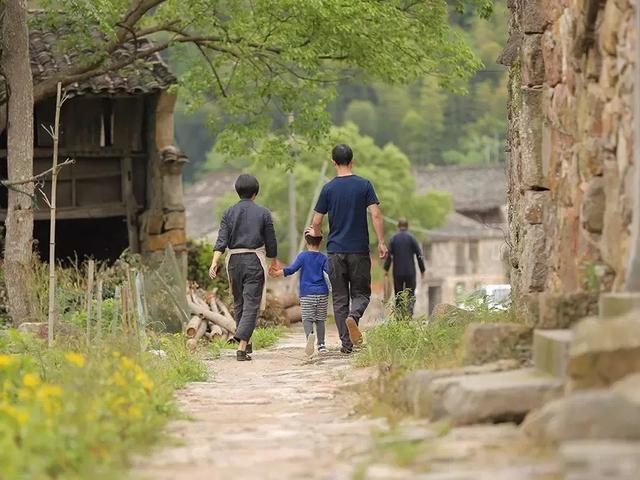 辭工作賣房！小夫妻搬到鄉下「徒手改建67坪老破房」　「4年後絕美成果曝光」最大收穫：多了家人
