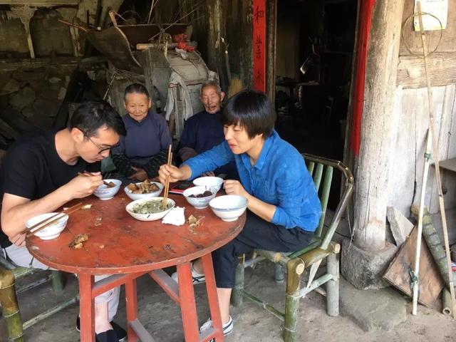 辭工作賣房！小夫妻搬到鄉下「徒手改建67坪老破房」　「4年後絕美成果曝光」最大收穫：多了家人