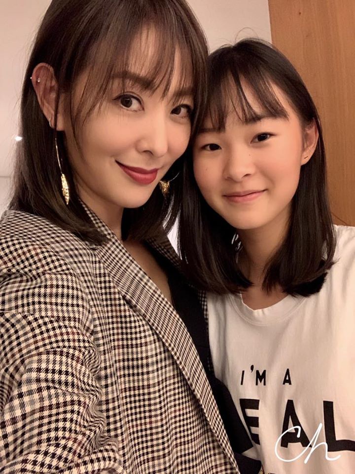 賈永婕曝17歲愛女「交往青梅竹馬」爸爸嘴硬不肯認　2女「承媽媽好基因」母女出門宛如三姐妹