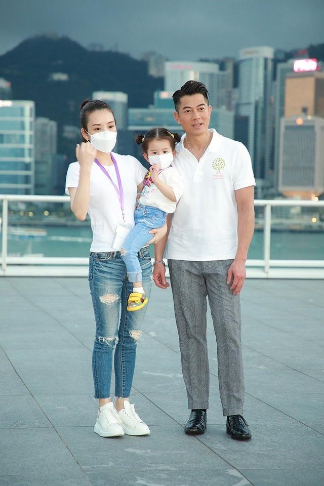 郭富城女兒首曝光！承襲爸媽好基因「圓眼呆萌」大方揮手　母親節前夕辦慈善演唱會「三口甜蜜同框」