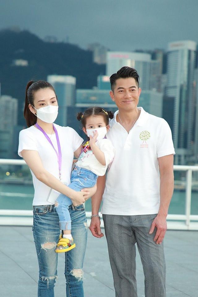 郭富城女兒首曝光！承襲爸媽好基因「圓眼呆萌」大方揮手　母親節前夕辦慈善演唱會「三口甜蜜同框」