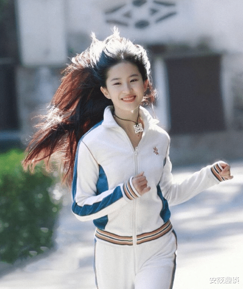 神仙姐姐不是白叫的！劉亦菲17歲跑步舊照被挖出，穿運動裝奔跑「笑容超治癒」：連頭髮絲都美到心坎裡