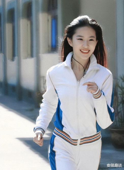神仙姐姐不是白叫的！劉亦菲17歲跑步舊照被挖出，穿運動裝奔跑「笑容超治癒」：連頭髮絲都美到心坎裡