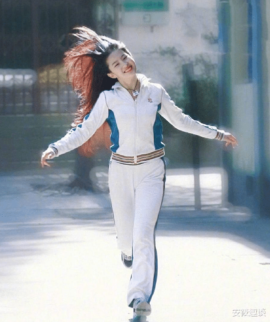 神仙姐姐不是白叫的！劉亦菲17歲跑步舊照被挖出，穿運動裝奔跑「笑容超治癒」：連頭髮絲都美到心坎裡