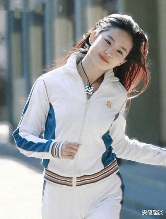 神仙姐姐不是白叫的！劉亦菲17歲跑步舊照被挖出，穿運動裝奔跑「笑容超治癒」：連頭髮絲都美到心坎裡