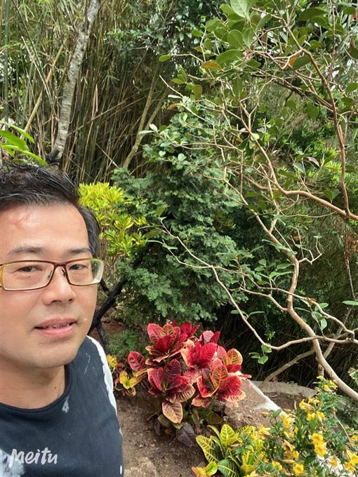 當開心農夫!林國基為90歲老母「砸百萬裝修」打造無障礙空間 捧現金「買陽明山千萬豪宅」種2千棵植物