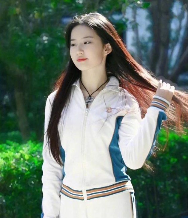 神仙姐姐不是白叫的！劉亦菲17歲跑步舊照被挖出，穿運動裝奔跑「笑容超治癒」：連頭髮絲都美到心坎裡