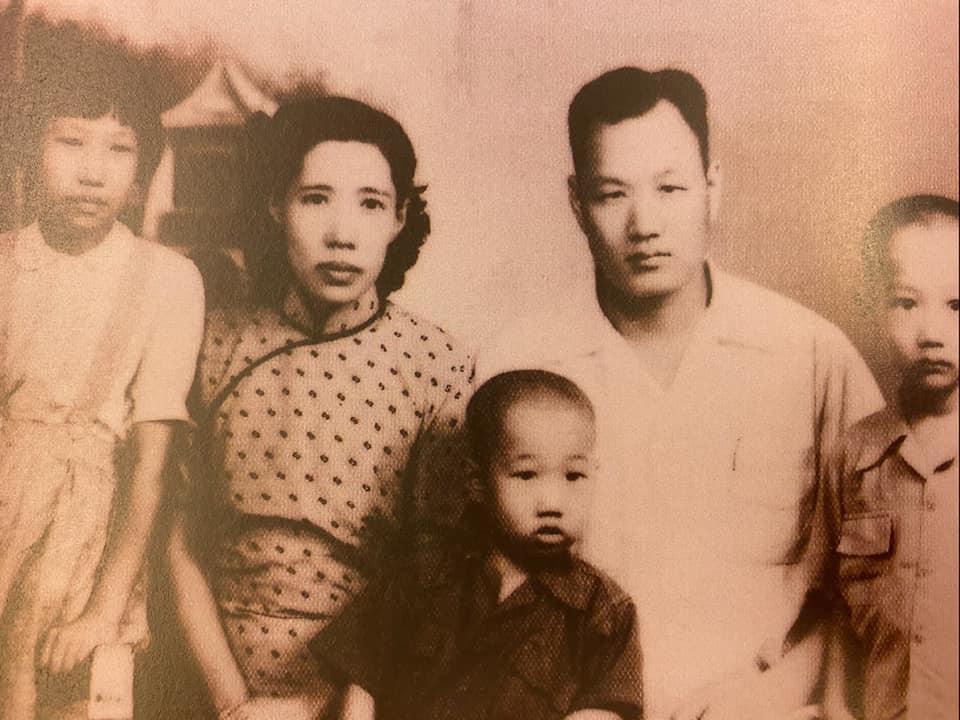每天都是母親節！郭台銘「把一生成就歸功背後的她」　「曬泛黃照」掀熱議：年輕超帥氣