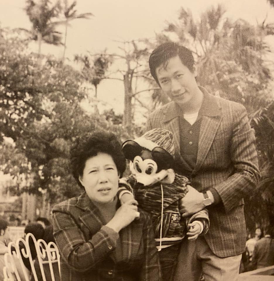 每天都是母親節！郭台銘「把一生成就歸功背後的她」　「曬泛黃照」掀熱議：年輕超帥氣
