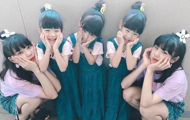 五倍幸福！辣媽生雙胞胎「幾年後又懷3胞胎」百萬分之一機率　「6人母女裝爆紅」一轉眼小女孩都長大了