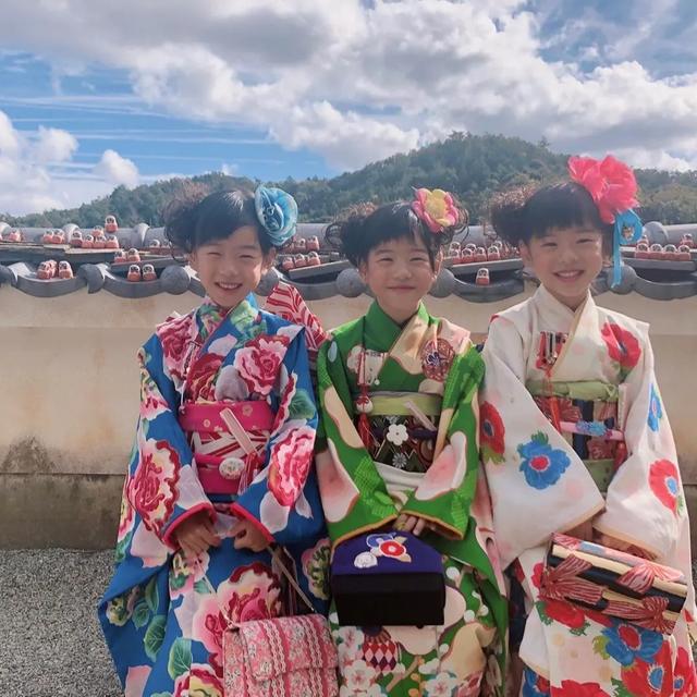 五倍幸福！辣媽生雙胞胎「幾年後又懷3胞胎」百萬分之一機率　「6人母女裝爆紅」一轉眼小女孩都長大了