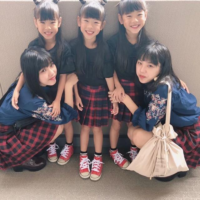五倍幸福！辣媽生雙胞胎「幾年後又懷3胞胎」百萬分之一機率　「6人母女裝爆紅」一轉眼小女孩都長大了