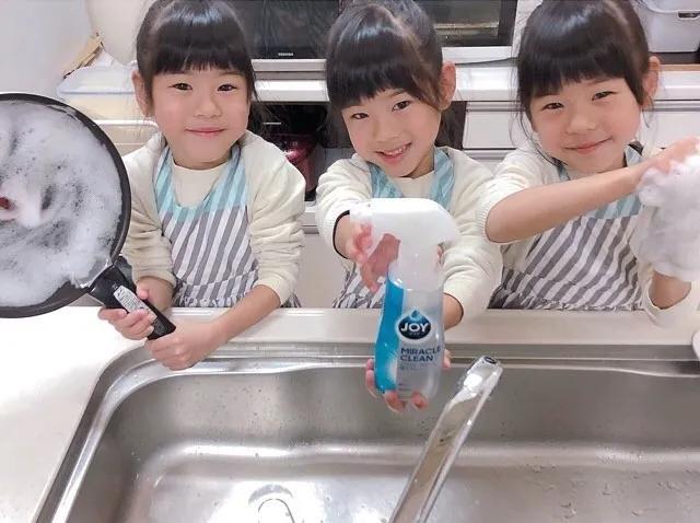 五倍幸福！辣媽生雙胞胎「幾年後又懷3胞胎」百萬分之一機率　「6人母女裝爆紅」一轉眼小女孩都長大了