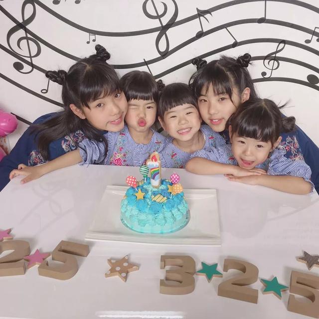 五倍幸福！辣媽生雙胞胎「幾年後又懷3胞胎」百萬分之一機率　「6人母女裝爆紅」一轉眼小女孩都長大了