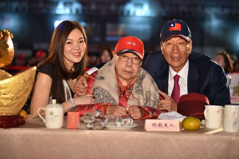 郭台銘的母親節哲學：天天都是母親節，舊照曝光展現母子情深