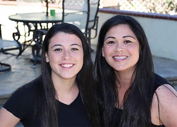 到底誰是媽媽？「11對用放大鏡都分不清」的超美母女組，「答案一公佈」全網不敢相信：根本雙胞胎