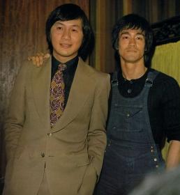 攜手相伴54年!專情男神「與初戀相知相守」從一而終 71歲兒孫滿堂「全家都男丁」今喜得孫女樂開懷