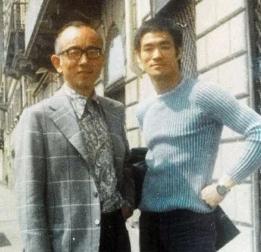 攜手相伴54年!專情男神「與初戀相知相守」從一而終 71歲兒孫滿堂「全家都男丁」今喜得孫女樂開懷