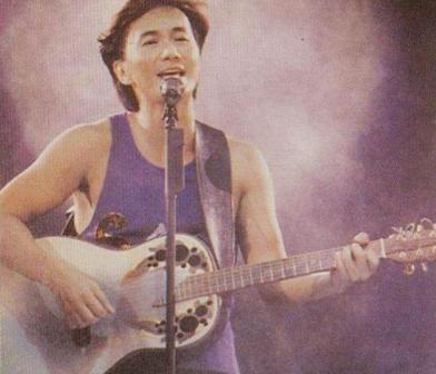 攜手相伴54年!專情男神「與初戀相知相守」從一而終 71歲兒孫滿堂「全家都男丁」今喜得孫女樂開懷