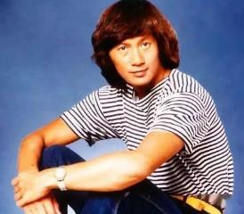 攜手相伴54年!專情男神「與初戀相知相守」從一而終 71歲兒孫滿堂「全家都男丁」今喜得孫女樂開懷