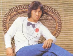 攜手相伴54年!專情男神「與初戀相知相守」從一而終 71歲兒孫滿堂「全家都男丁」今喜得孫女樂開懷