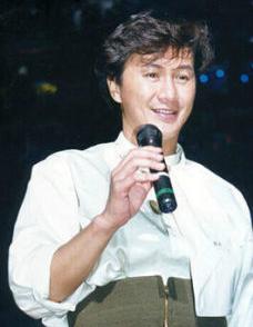 攜手相伴54年!專情男神「與初戀相知相守」從一而終 71歲兒孫滿堂「全家都男丁」今喜得孫女樂開懷