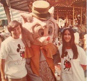 攜手相伴54年!專情男神「與初戀相知相守」從一而終 71歲兒孫滿堂「全家都男丁」今喜得孫女樂開懷