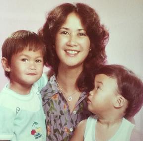 攜手相伴54年!專情男神「與初戀相知相守」從一而終 71歲兒孫滿堂「全家都男丁」今喜得孫女樂開懷