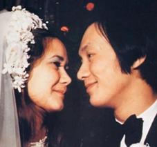 攜手相伴54年!專情男神「與初戀相知相守」從一而終 71歲兒孫滿堂「全家都男丁」今喜得孫女樂開懷