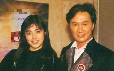 攜手相伴54年!專情男神「與初戀相知相守」從一而終 71歲兒孫滿堂「全家都男丁」今喜得孫女樂開懷