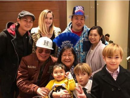 攜手相伴54年!專情男神「與初戀相知相守」從一而終 71歲兒孫滿堂「全家都男丁」今喜得孫女樂開懷