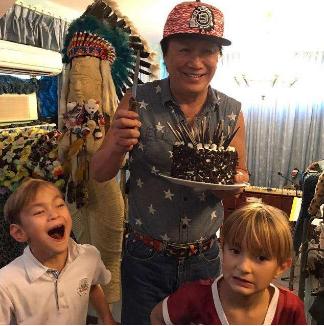 攜手相伴54年!專情男神「與初戀相知相守」從一而終 71歲兒孫滿堂「全家都男丁」今喜得孫女樂開懷