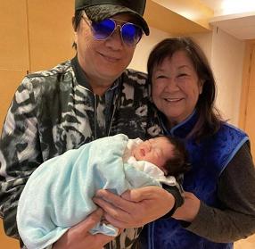 攜手相伴54年!專情男神「與初戀相知相守」從一而終 71歲兒孫滿堂「全家都男丁」今喜得孫女樂開懷