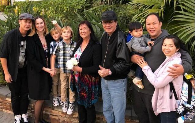 攜手相伴54年!專情男神「與初戀相知相守」從一而終 71歲兒孫滿堂「全家都男丁」今喜得孫女樂開懷